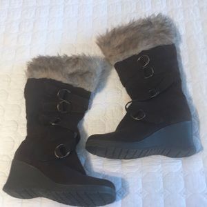 Brown suede boot with faux fur